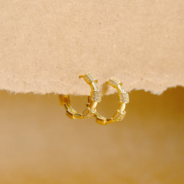 Illume Orbit Link Huggie Earrings